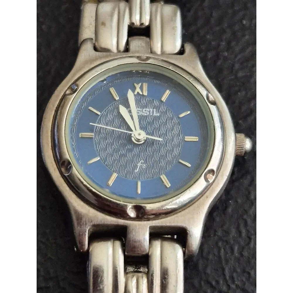 Fossil Ladies Great Blue dial and  Original Metal Band New battery Sharp Classic